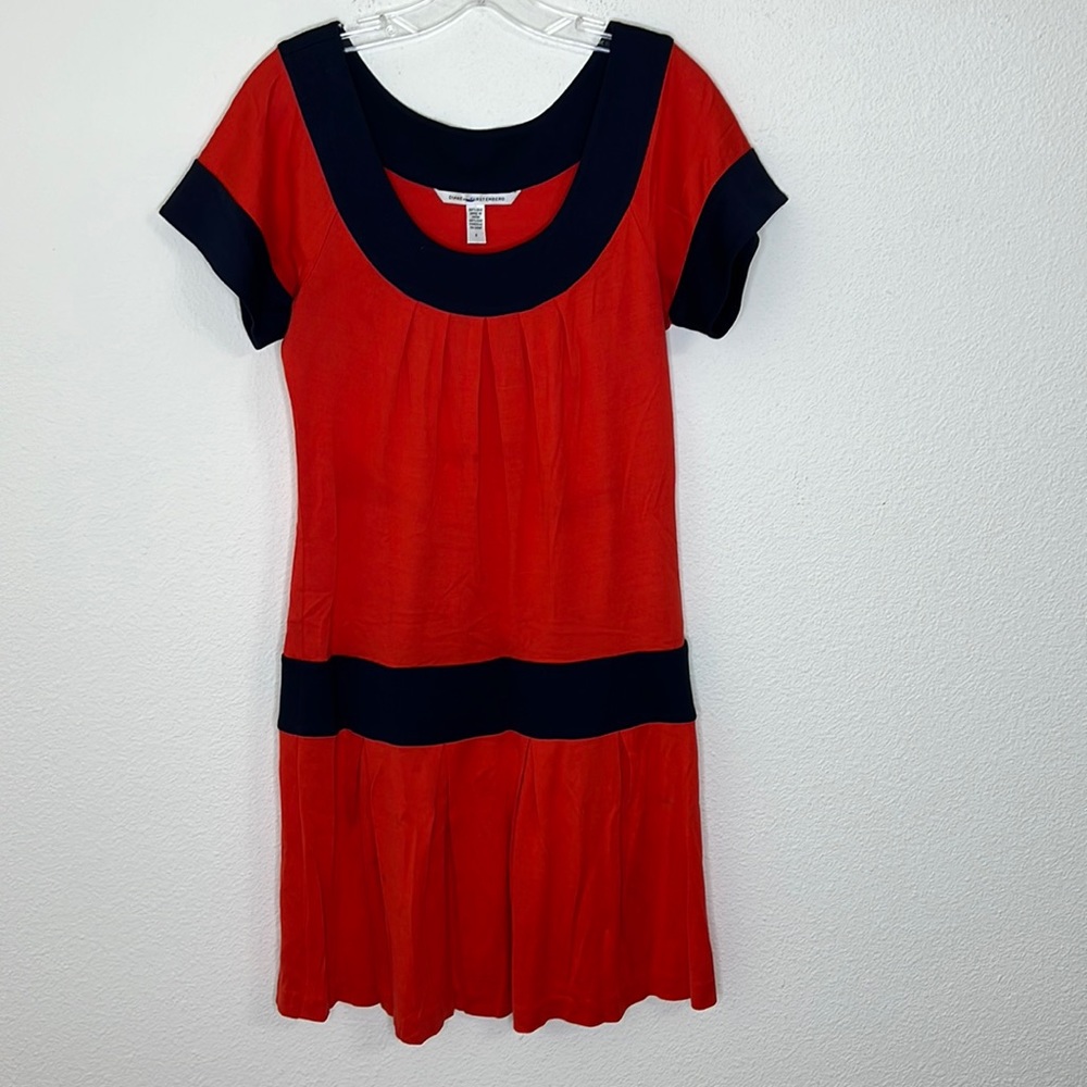 DIANE VON FURTENBERG “Coso" Orange Red& Navy Silk Pleated Dress. Size 8